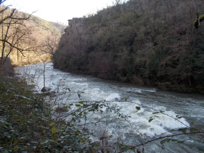Le bassin de slalom de Najac sans les portes par belles eaux, c'est de la bonne classe 3 à volume.